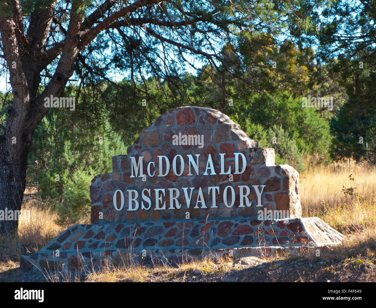USA, Fort Davis, Texas, McDonald Observatorium Eingang Denkmal Zeichen. Stockfoto