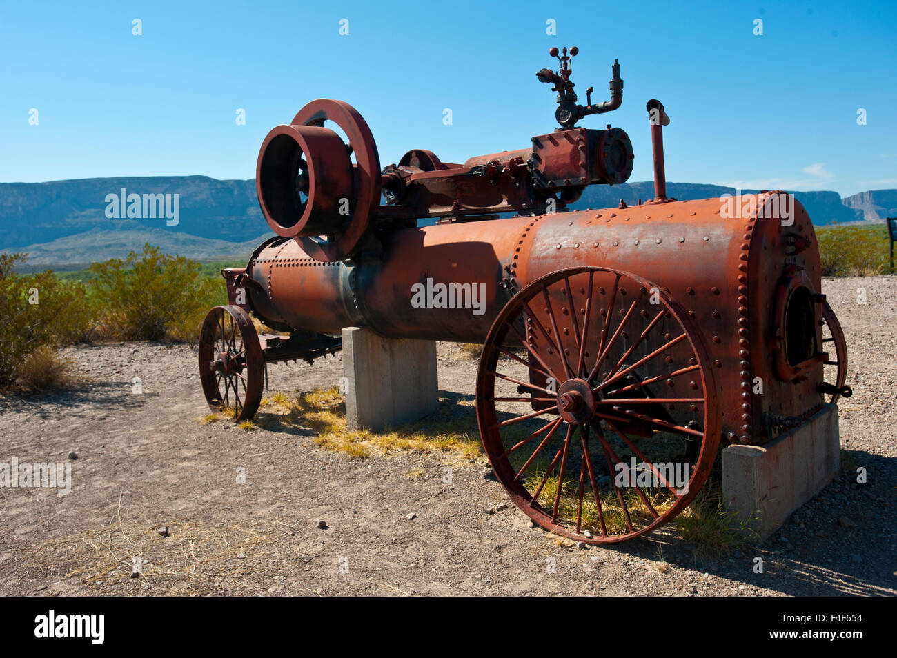 USA, Texas, Big Bend Nationalpark, Castolon Altstadt, antike Dampfmaschine und Kessel. Stockfoto