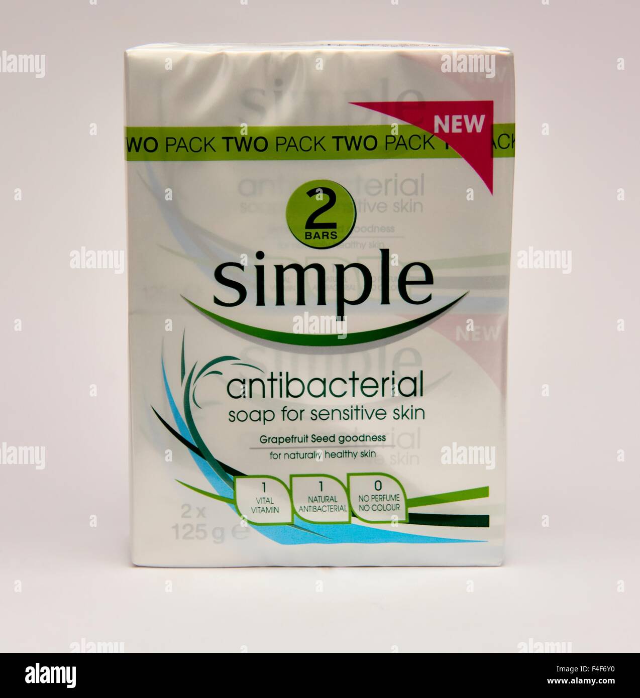 Ein zwei Päckchen einfach antibakterieller Seife für empfindliche Haut Stockfoto