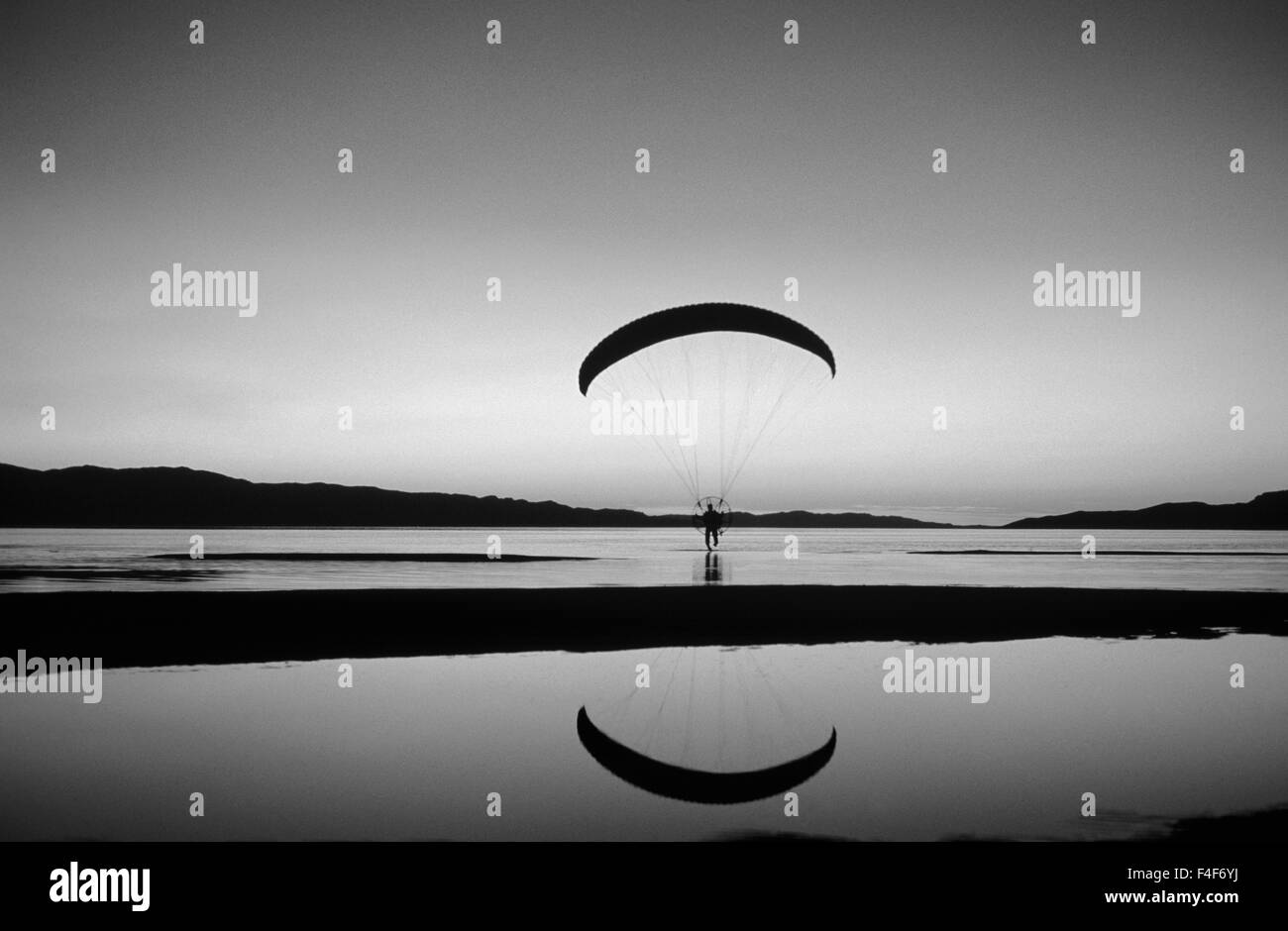 Angetriebenes Paraglider über den Great Salt Lake. Utah. (HERR & PR) Stockfoto