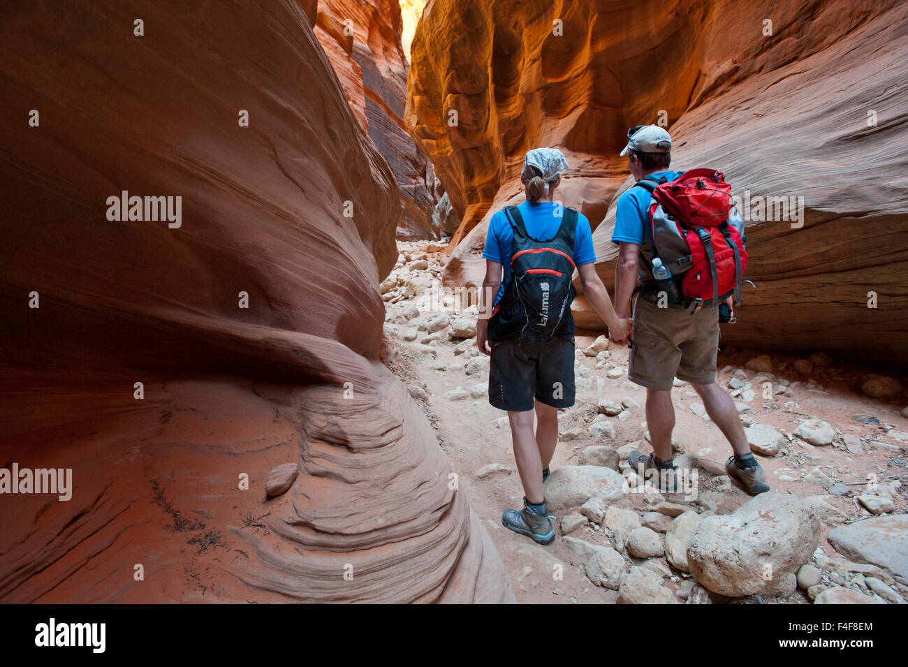 Paar Wandern in Buckskin Gulch, Paria Canyon, Vermillion Cliffs Wilderness Area, Vermillion Cliffs National Monument, Bureau of Land Management, BLM, in der Nähe von Kanab, Utah und Page, Arizona (MR) Stockfoto