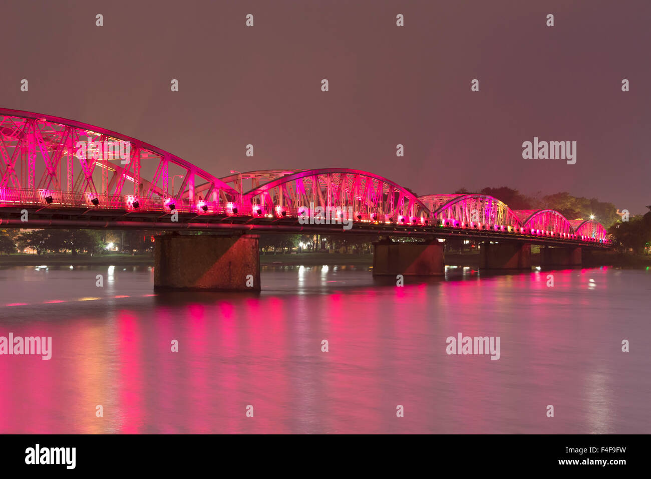 Panoramablick über Truong Tien Brücke in der Nacht, Hue, Vietnam Stockfoto