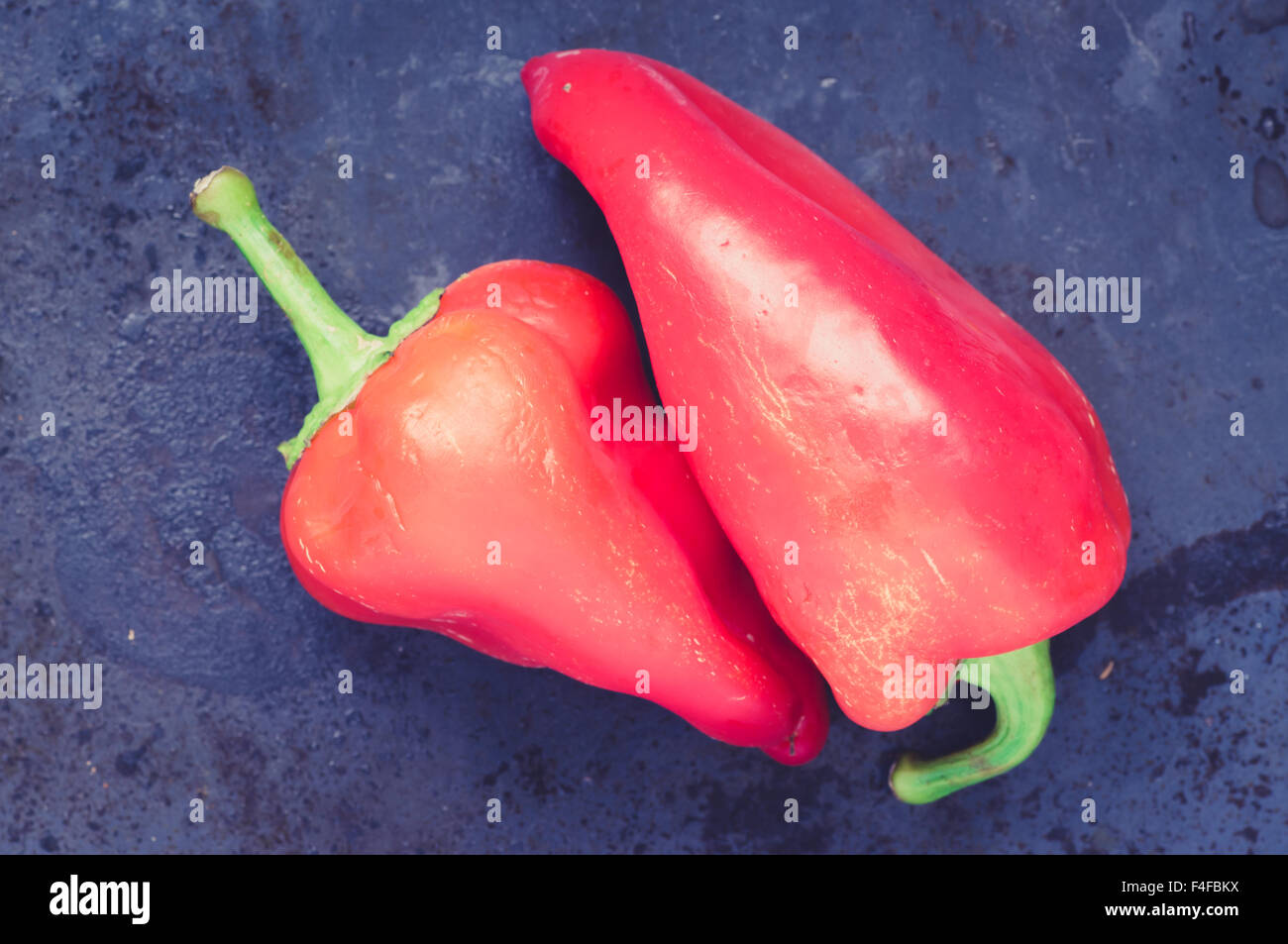 Rote Paprika 2 Draufsicht auf schwarzem Hintergrund Stockfoto