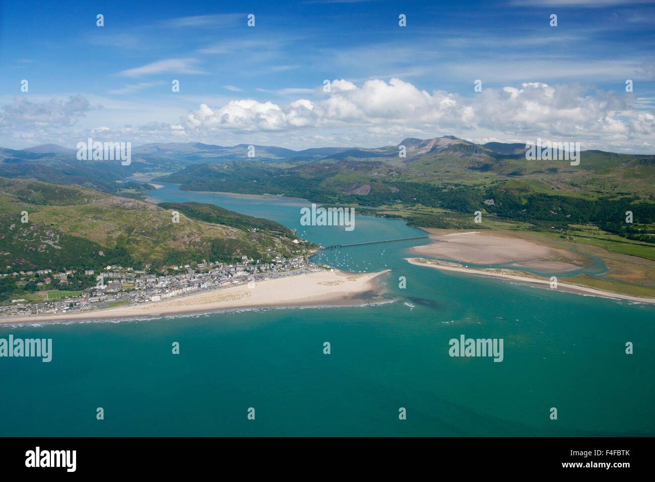 Luftaufnahme von Barmouth, Mawddach Mündung Barmouth Brücke und Cadair Idris Bereich Snowdonia National Park Gwynedd Mid Wales UK Stockfoto