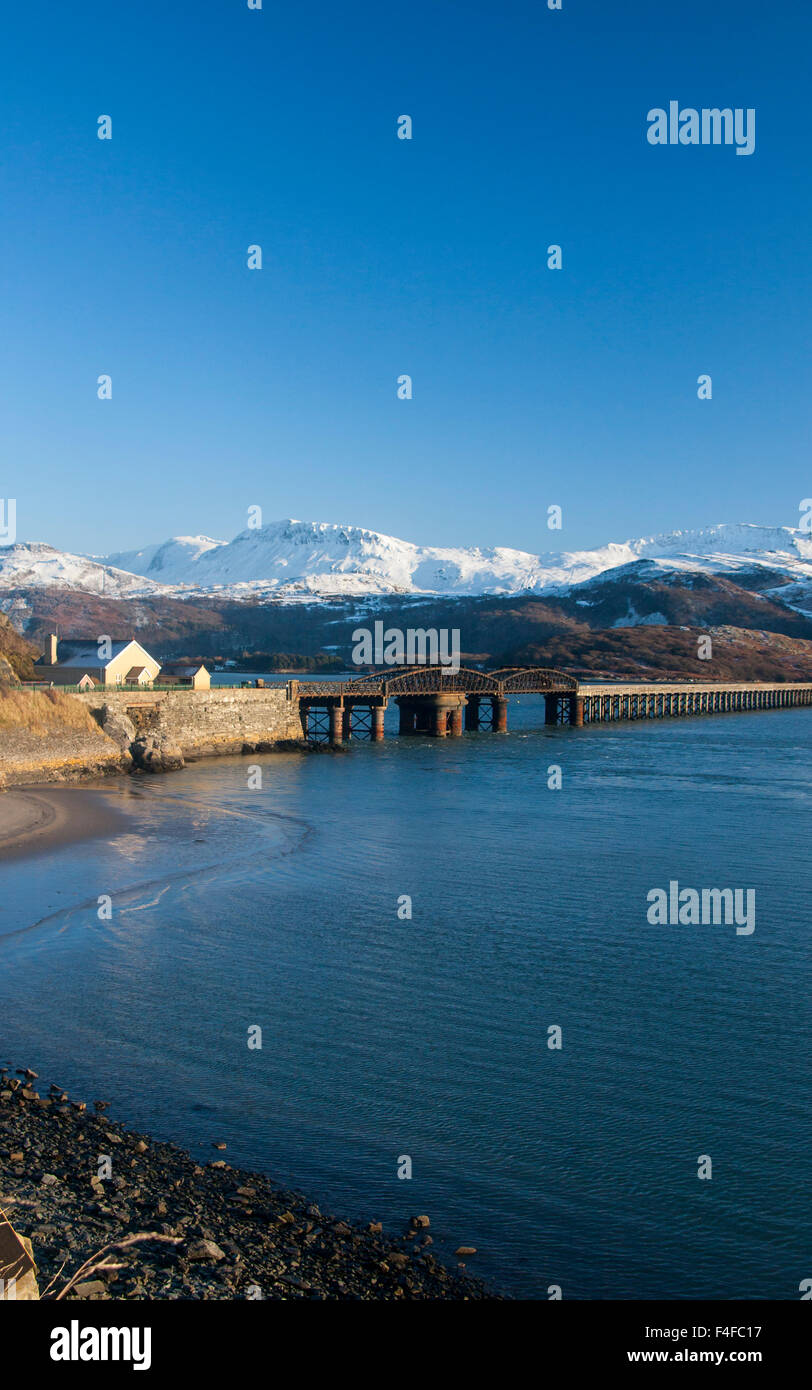 Barmouth Brücke und Mawddach Fluß im Schnee Winter Snowdonia Gwynedd Mid Wales UK Stockfoto