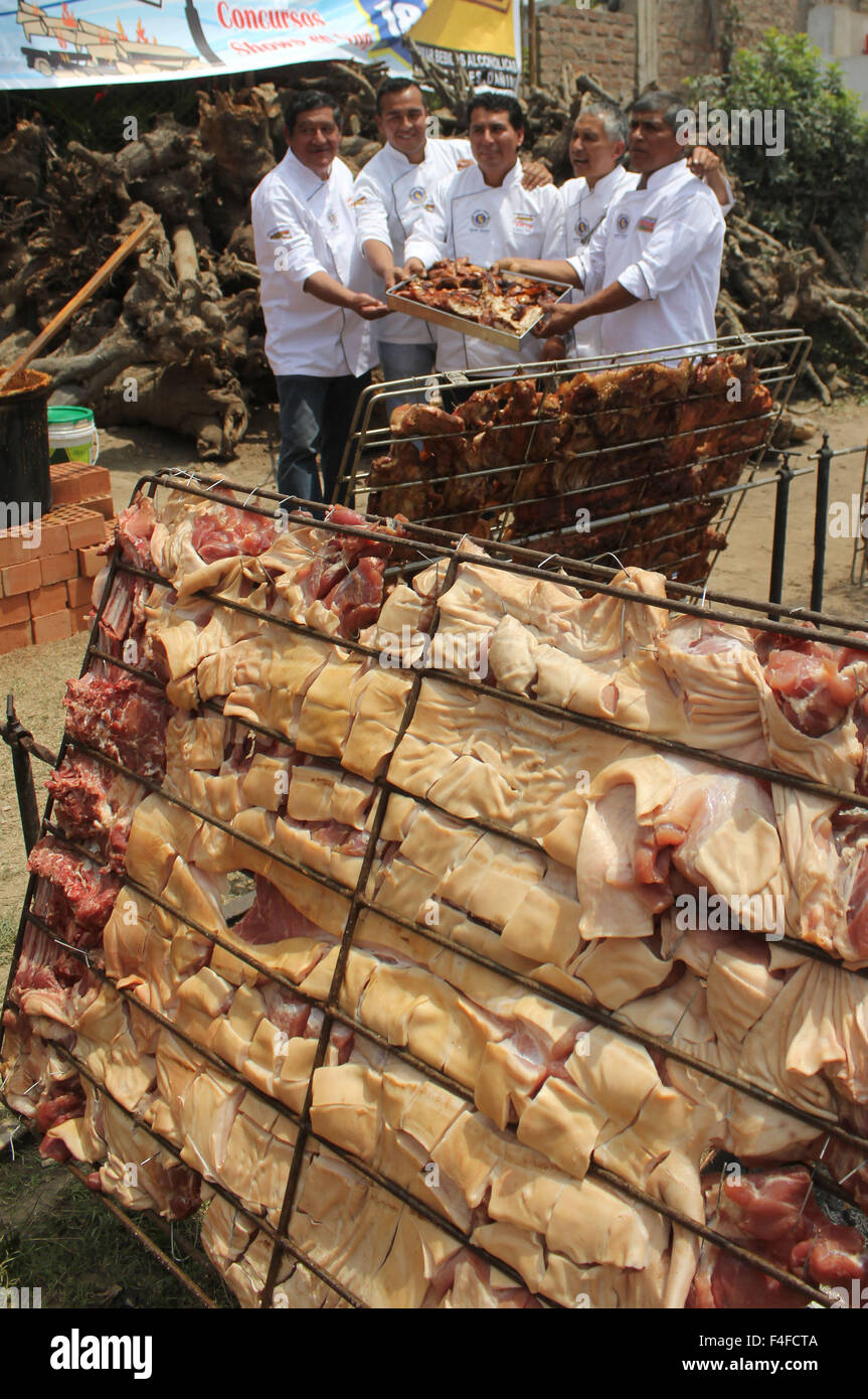 Huaral, Peru. 16. Oktober 2015. Köche darstellen, während die "Chancho al Palo" Festival in Peru am 16. Oktober 2015-Huaral Provinz Lima Abteilung. Die dritte Ausgabe des Festivals begann am Freitag und die Organisatoren rund 20.000 Besucher erwartet. © Luis Camacho/Xinhua/Alamy Live-Nachrichten Stockfoto