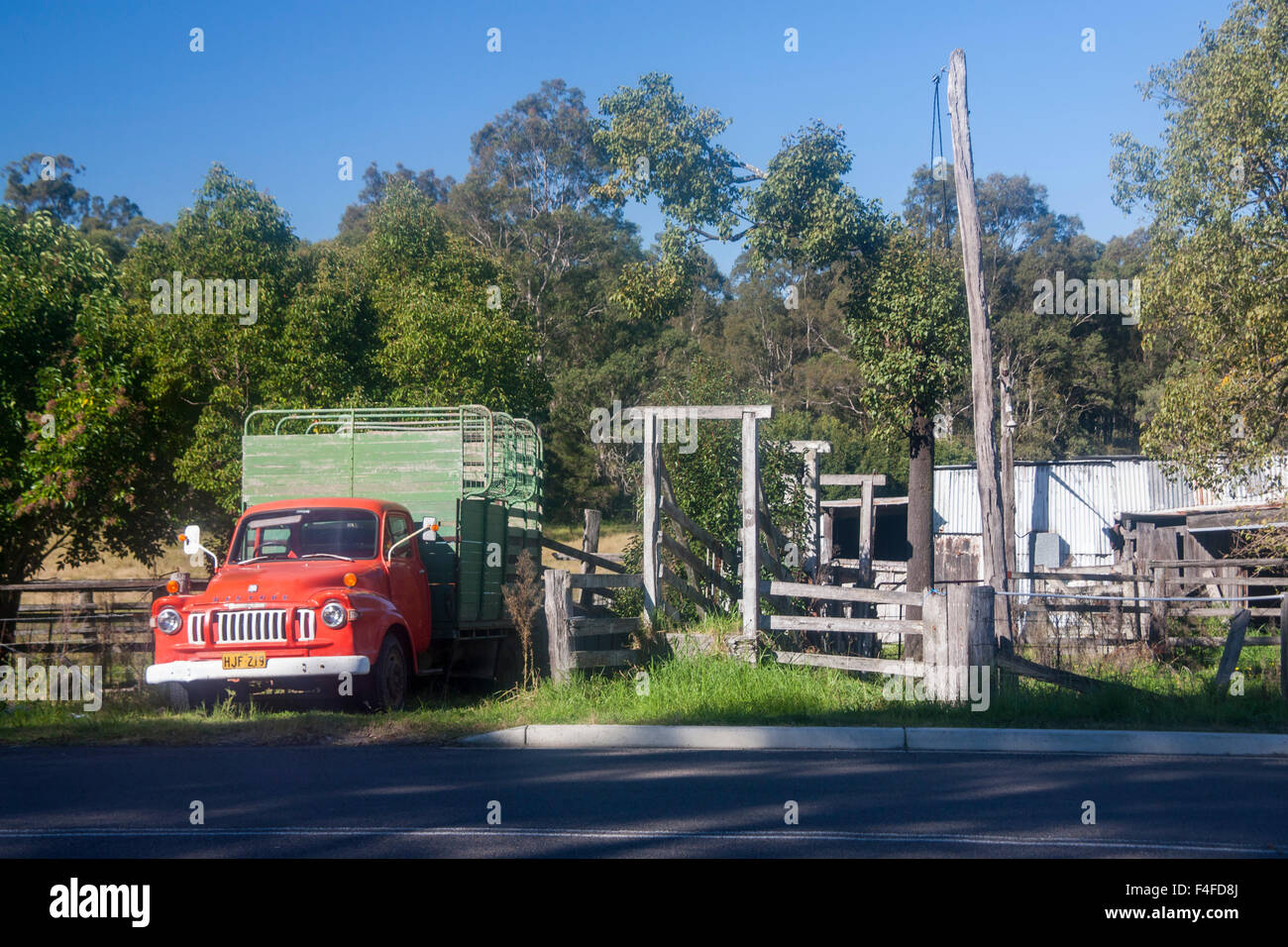Alte landwirtschaftliche Gebäude mit alten klassischen Vintage rot Bedford LKW geparkt außerhalb Cessnock Hunter Valley New South Wales NSW Australi Stockfoto