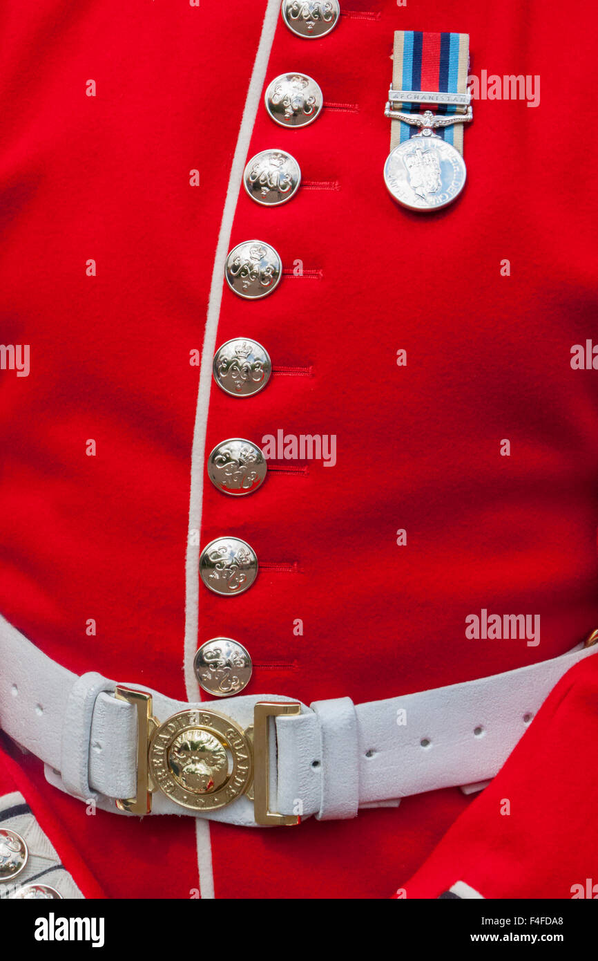 Detail des Grenadier-Gardist-uniform mit roten Jacke, Knöpfe, weißer Gürtel mit Regiments Schnalle und Ehrenzeichen für Verdienste im Af Stockfoto