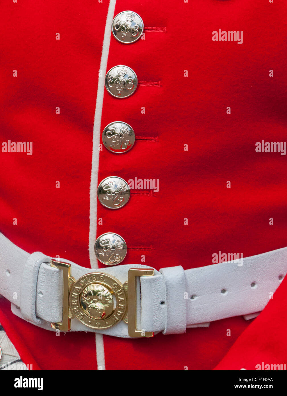 Detail des Grenadier-Gardist-uniform mit roten Jacke, Knöpfe, weißer Gürtel mit Regiments Schnalle und Ehrenzeichen für Verdienste im Af Stockfoto