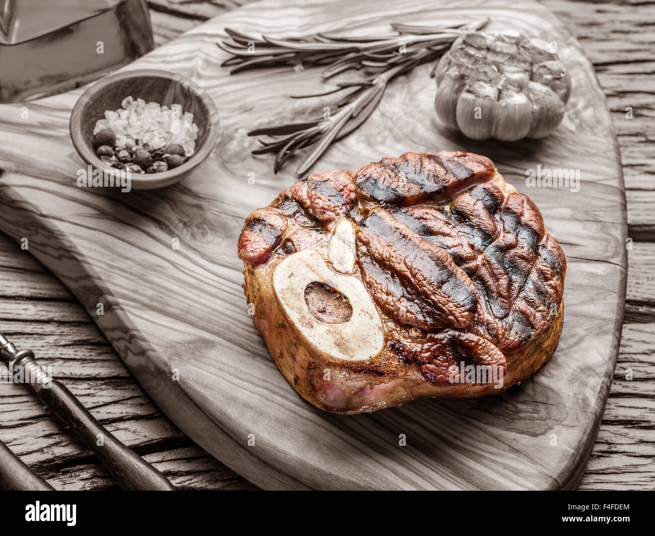 Rindersteaks mit Gewürzen auf einem Holztablett. Stockfoto