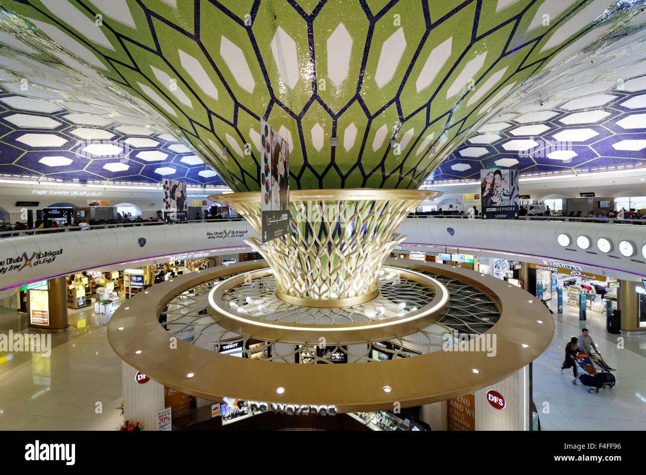 Vereinigte Arabische Emirate: Terminal 1 Halle, Transit-Halle und Duty Free Shops am Flughafen Abu Dhabi Stockfoto