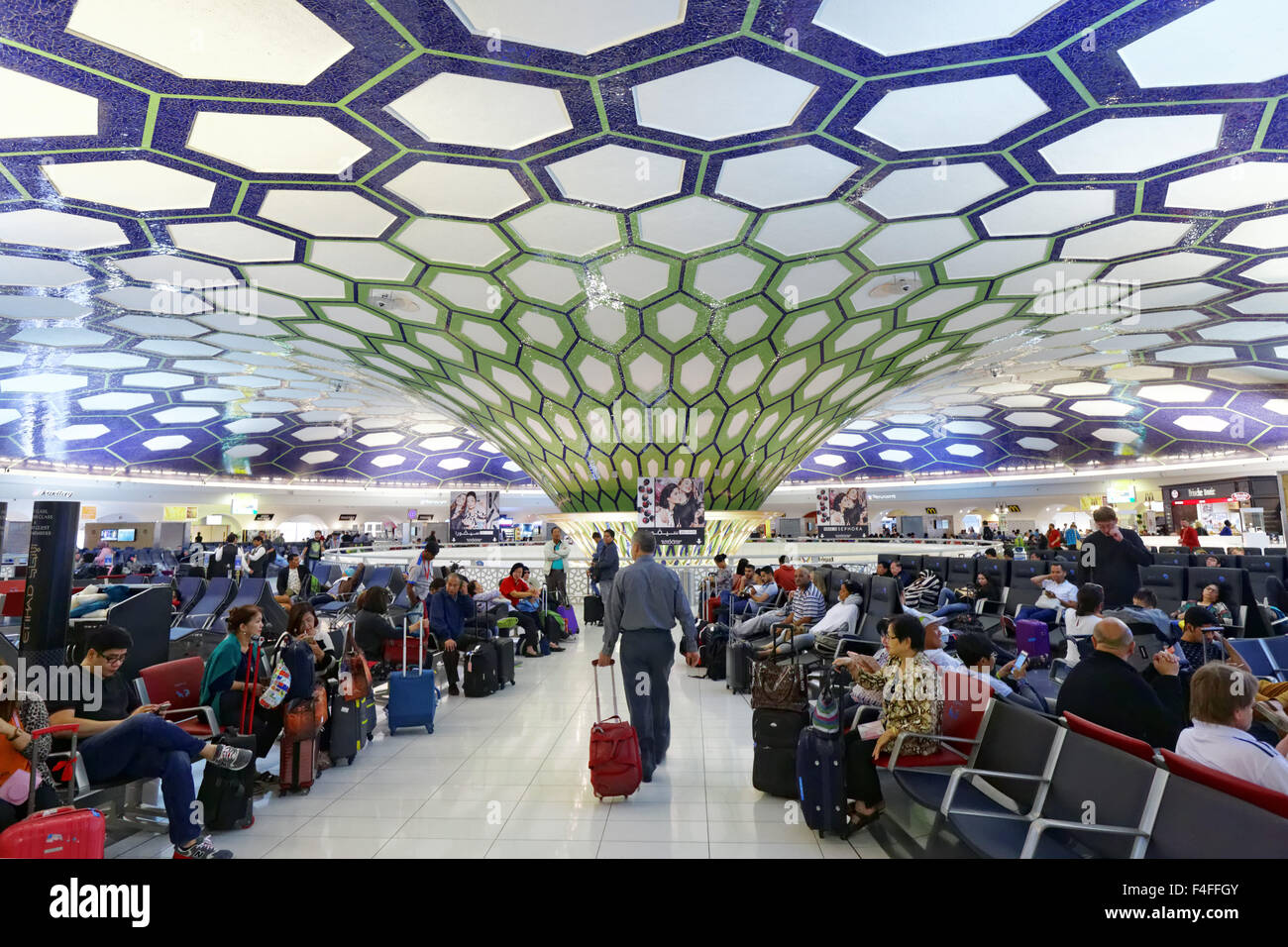 Vereinigte Arabische Emirate: Terminal 1 Halle, Transit-Halle und Duty Free Shops am Flughafen Abu Dhabi Stockfoto