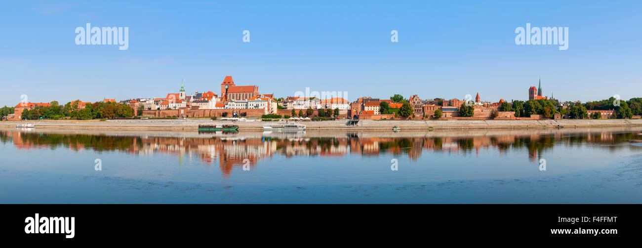 Breites Panorama der Altstadt von Torun in Polen mit seinen Überlegungen in Weichsel Stockfoto