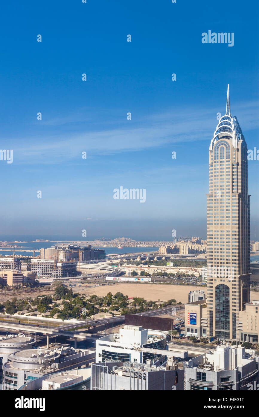 Die Innenstadt von Dubai. Wolkenkratzer und Straße Stockfoto
