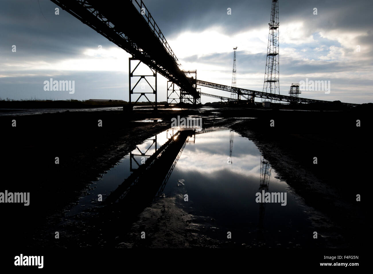 Port Talbot, Wales, UK. 16. Oktober 2015. Jobs bei einer Reihe von TATA Steel Pflanzen erwartet als der Zustrom von billigen Stahl verloren und hohe Energiepreise machen britische Stahlwerke nicht wettbewerbsfähig. Es wird erwartet, dass TATA in Port Talbot, South Wales, nicht beeinträchtigt wird. Bildnachweis: roger tiley/Alamy Live-Nachrichten Stockfoto