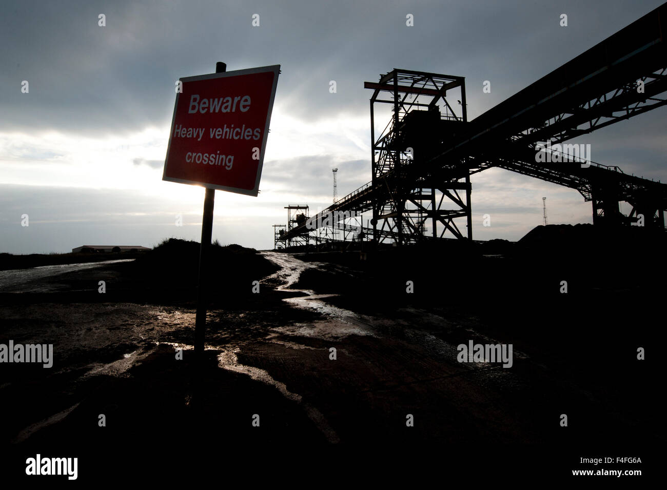 Port Talbot, Wales, UK. 16. Oktober 2015. Jobs bei einer Reihe von TATA Steel Pflanzen erwartet als der Zustrom von billigen Stahl verloren und hohe Energiepreise machen britische Stahlwerke nicht wettbewerbsfähig. Es wird erwartet, dass TATA in Port Talbot, South Wales, nicht beeinträchtigt wird. Bildnachweis: roger tiley/Alamy Live-Nachrichten Stockfoto