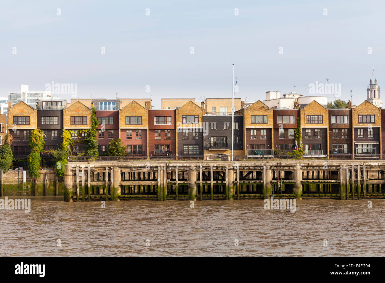 Riverside-Gehäuse in Blyth Kai zwischen Limehouse und Westferry auf der Themse, London Stockfoto