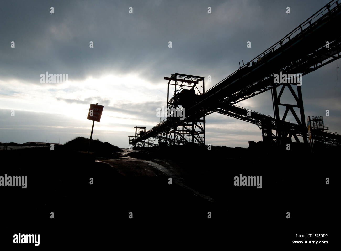 Port Talbot, Wales, UK. 16. Oktober 2015. Jobs bei einer Reihe von TATA Steel Pflanzen erwartet als der Zustrom von billigen Stahl verloren und hohe Energiepreise machen britische Stahlwerke nicht wettbewerbsfähig. Es wird erwartet, dass TATA in Port Talbot, South Wales, nicht beeinträchtigt wird. Bildnachweis: roger tiley/Alamy Live-Nachrichten Stockfoto