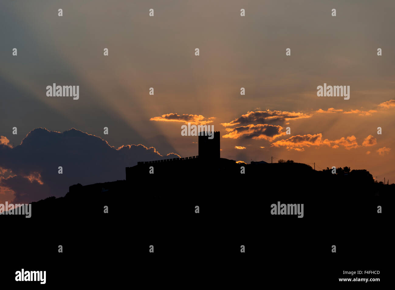 Sonnenstrahlen aus den Wolken über der Burg von Portel in portugal Stockfoto