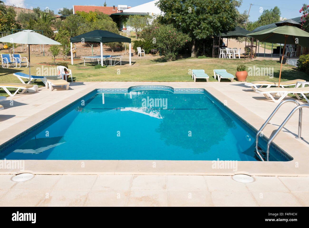 tropisches Schwimmbad im Garten im Alentejo Portugal Stockfoto
