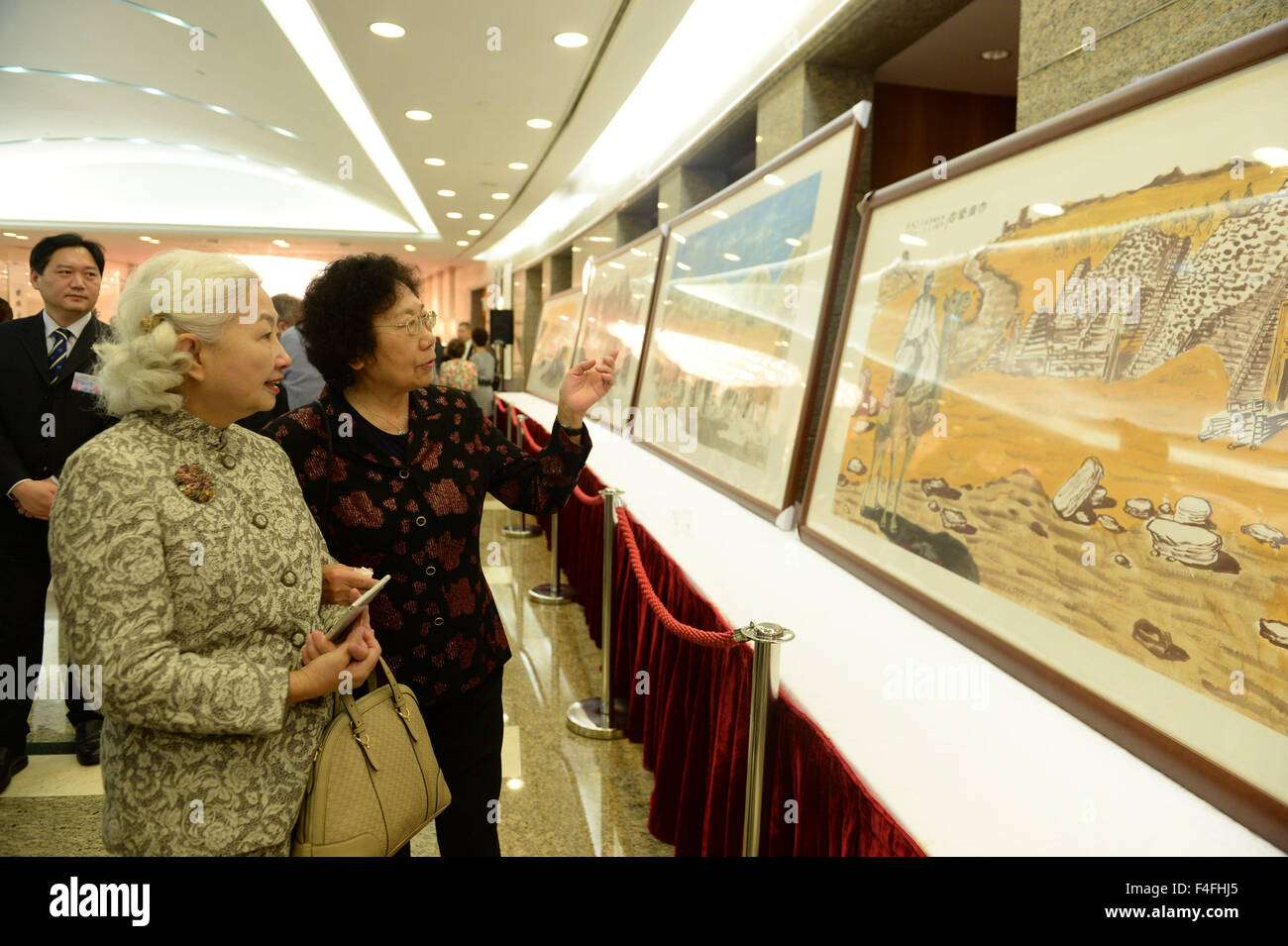 Hong Kong, China. 17. Oktober 2015. Elsie Leung Oi-Sie, stellvertretender Direktor des Ausschusses grundlegende Gesetz der Hong Kong Special Administrative Region, besucht eine Malerei und Kalligraphie Ausstellung in Hongkong, Südchina, 17. Oktober 2015. Mehr als 50 Kunstwerke sind in der drei-Tages-Ausstellung zum Thema der Seidenstraße wirtschaftlichen Gürtel ab Samstag angezeigt. © Qin Qing/Xinhua/Alamy Live-Nachrichten Stockfoto