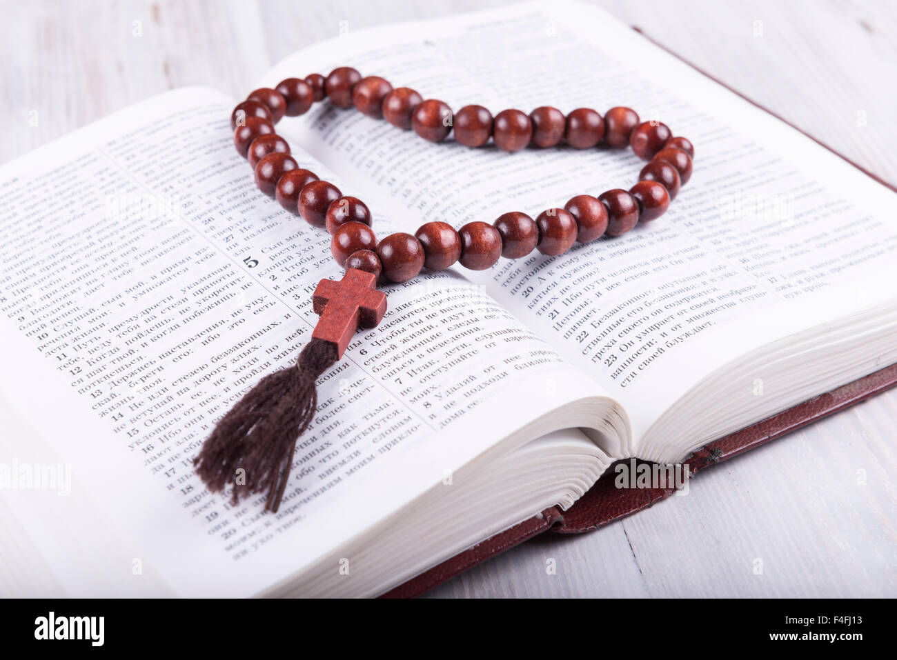 religiöses Thema heiliges Buch und Kreuz auf weißem Grund aus Holz Stockfoto