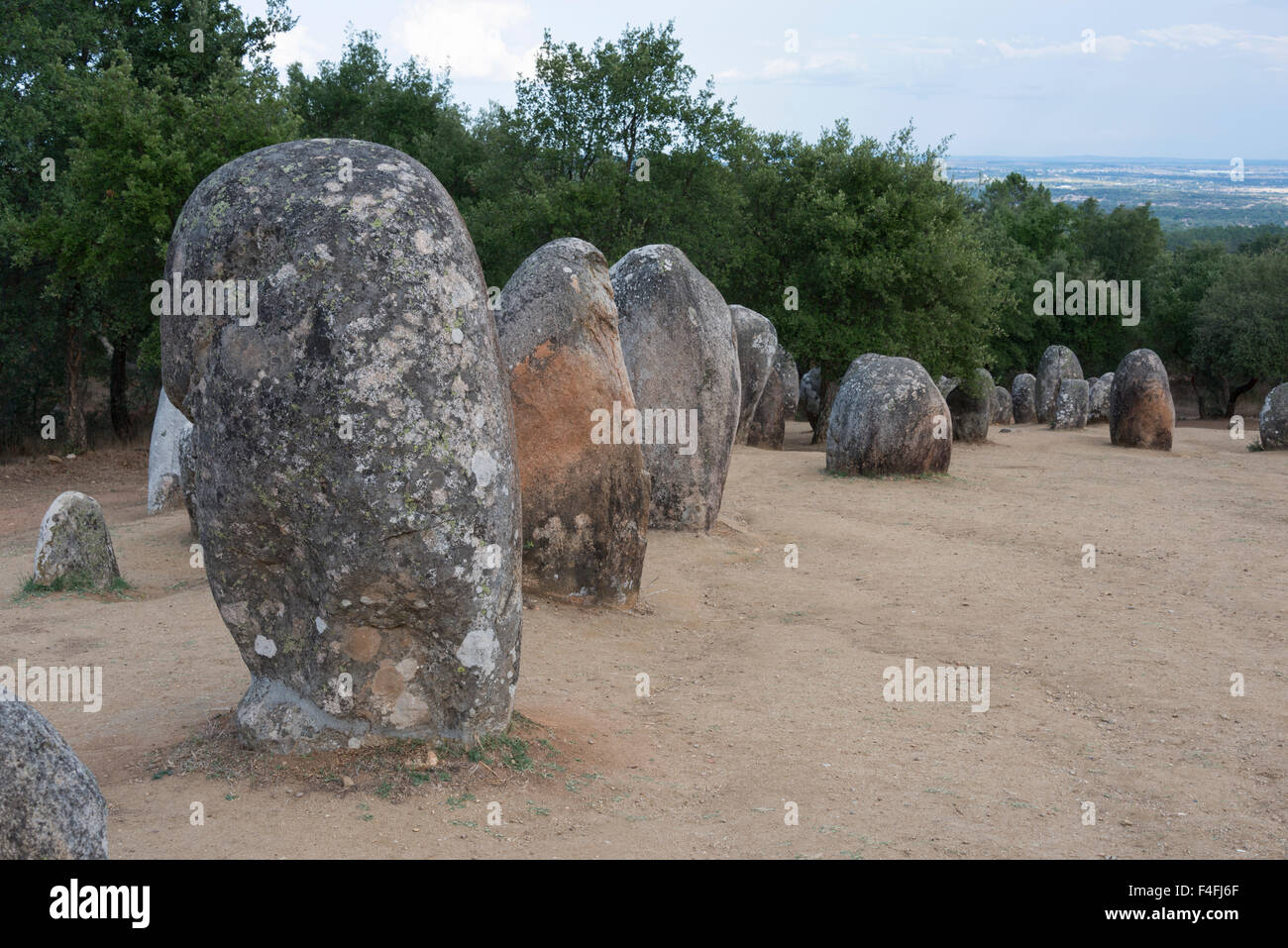 Menhire in Megalith Denkmal der Cromelech Dos Almendres - Evora-Portugal Stockfoto