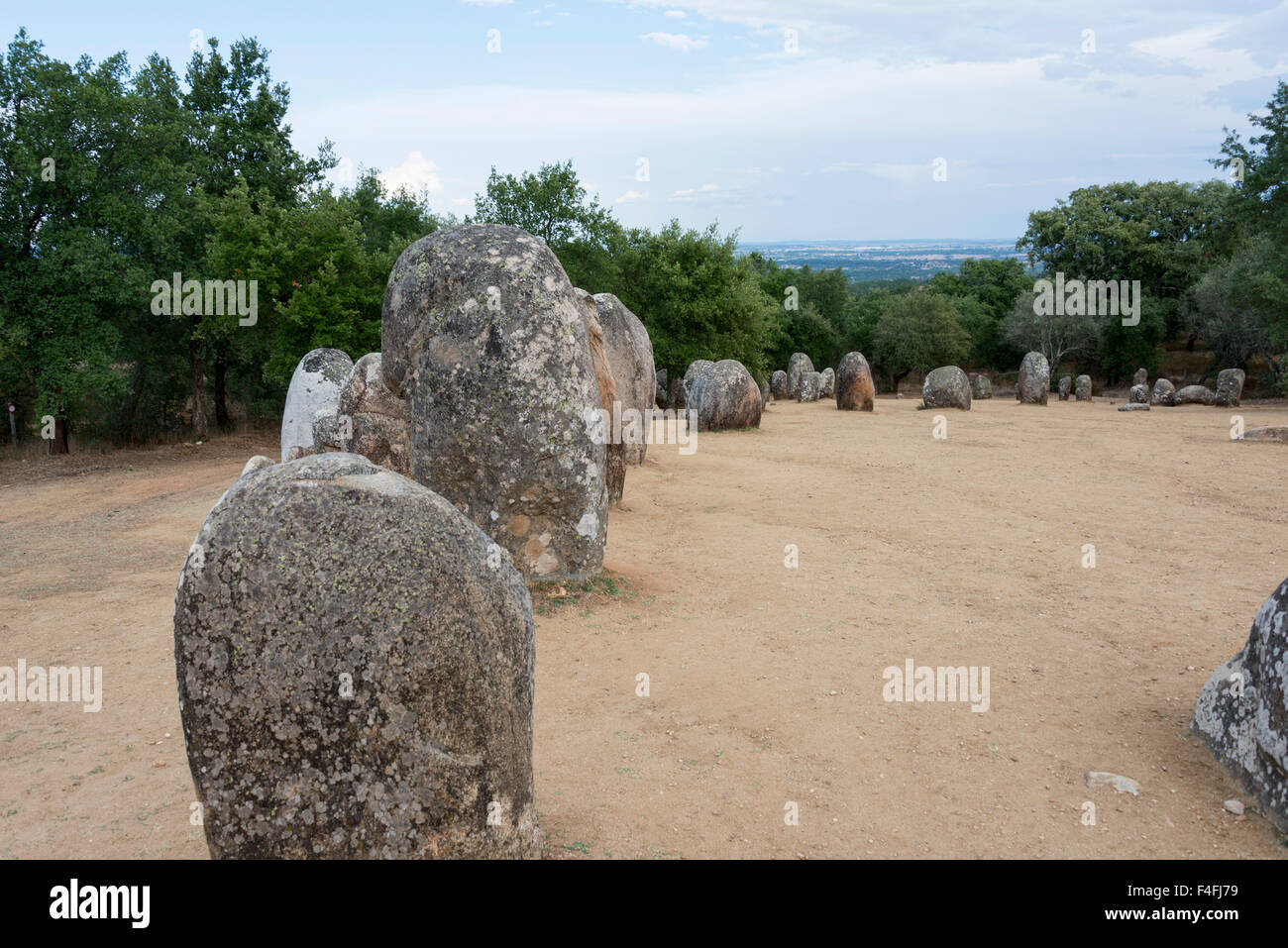 Menhire in Megalith Denkmal der Cromelech Dos Almendres - Evora-Portugal Stockfoto