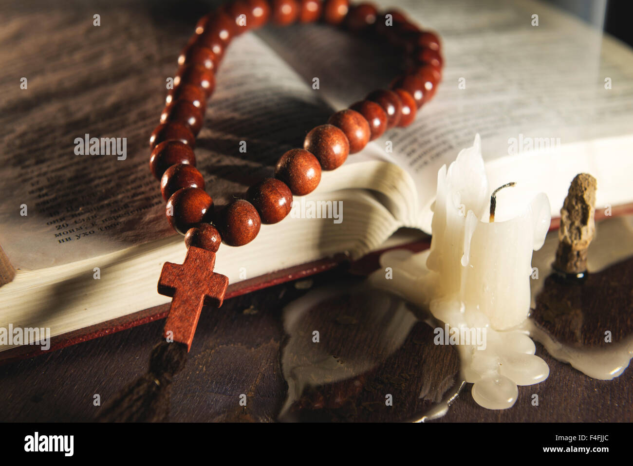 religiöses Thema heiliges Buch mit einem Kreuz Stockfoto