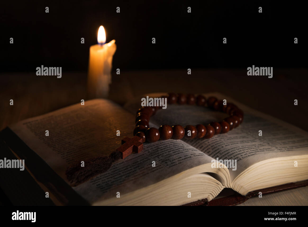 religiöses Thema heiliges Buch mit einem Kreuz Stockfoto