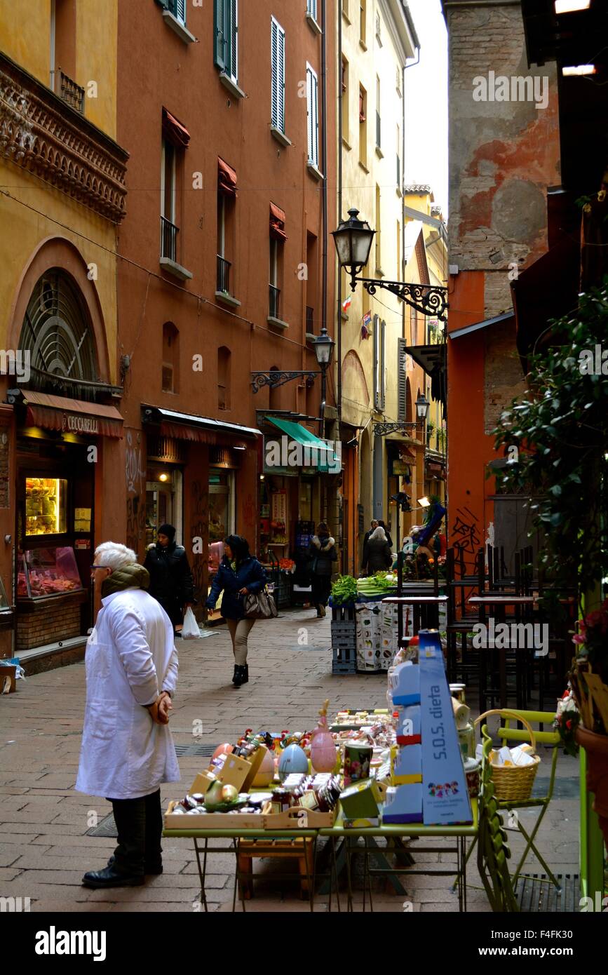 Straße im Marktgebiet von Bologna, Italien Stockfoto