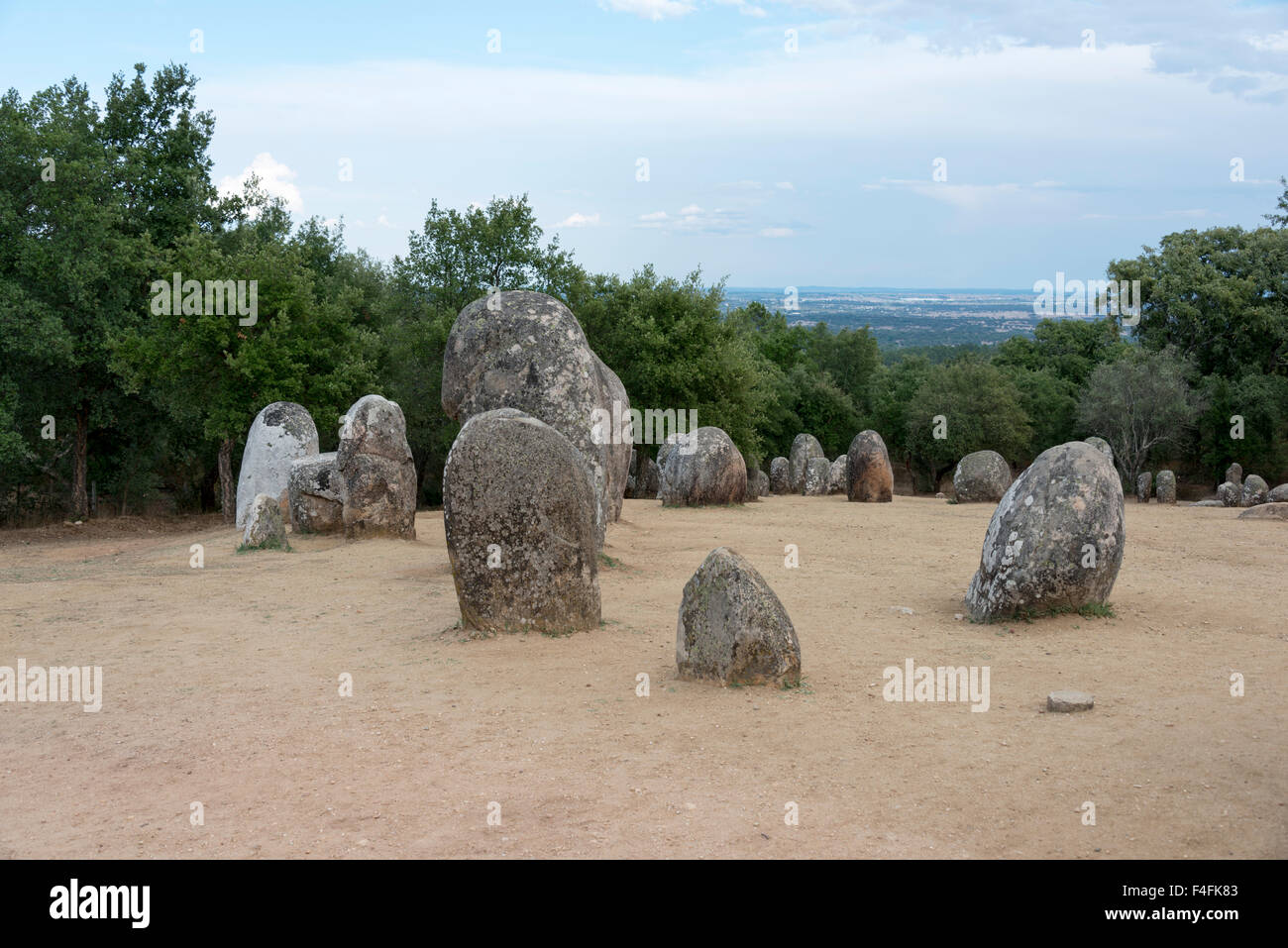 Menhire in Megalith Denkmal der Cromelech Dos Almendres - Evora-Portugal Stockfoto