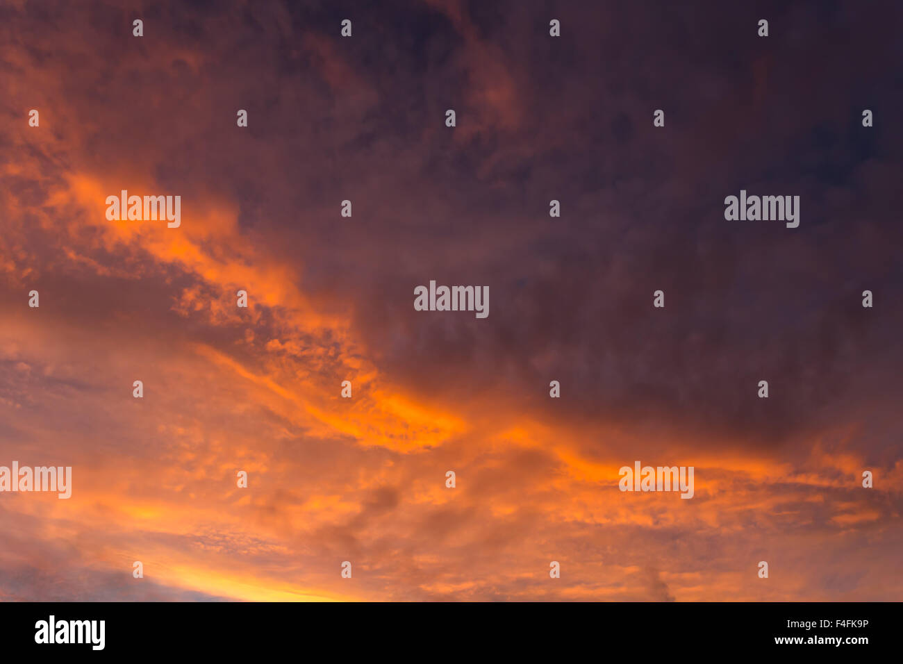 Dramatischer feurigen Himmel bei Sonnenuntergang Stockfoto