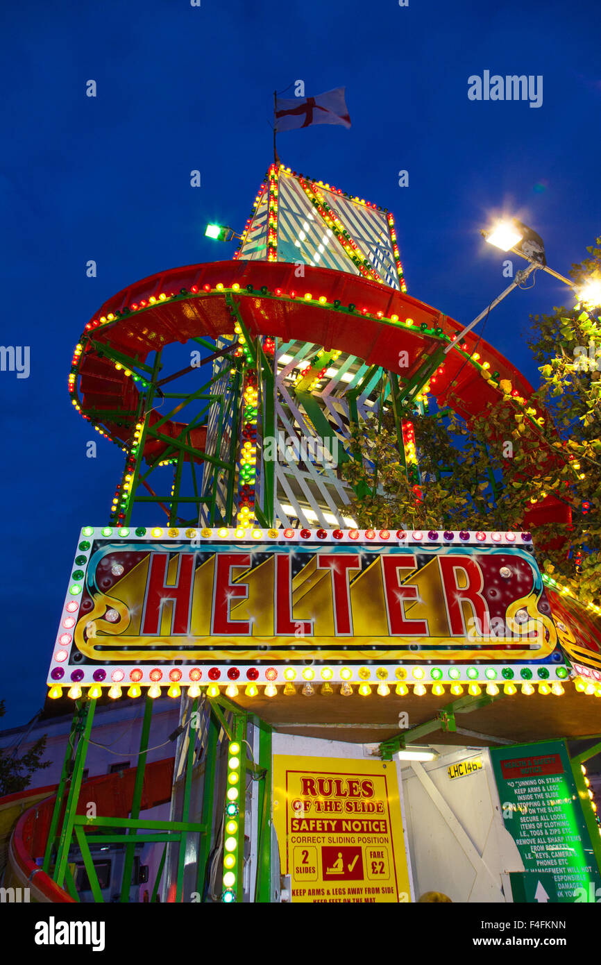 Helter Skelter in der Oktober-Michaeli fair auf der Broad Street in der Marktstadt von Alresford Hampshire, Vereinigtes Königreich. Stockfoto