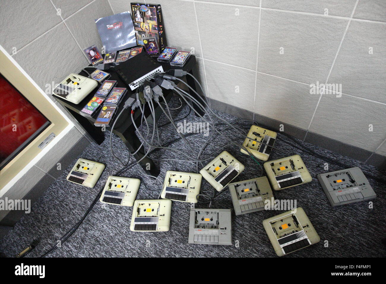 Danzig, Polen am 17. Okt. 2015 Retro Computer zeigen in Danzig benannt RETROKOMP/LOAD Fehler 2015. Dutzende Aussteller zeigen ihre Atari, ZX Spectrum, Amiga Schneider, SEGA und polnischen ELWRO auf einem der He größte alte 8. und 16. Bit Computer Show in Polen. Im Bild: Commodore 64 Tonbandgeräte Credit: Michal Fludra/Alamy Live News Stockfoto Danzig, Polen am 17. Okt. 2015 Retro Computer zeigen in Danzig benannt RETROKOMP/LOAD Fehler 2015. Dutzende Aussteller zeigen ihre Atari, ZX Spectrum, Amiga Schneider, SEGA und polnischen ELWRO auf einem der He größte alte 8. und 16. Bit Computer Show in Polen. Im Bild: Commodore 64 Tonbandgeräte Credit: Michal Fludra/Alamy Live News Stockfoto