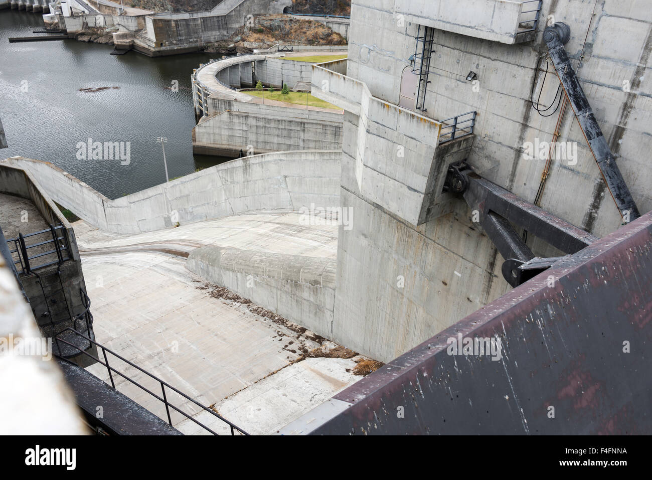 Schleusentor Closeup in hydroelektrischen Kraftwerk von Alqueva. Im Alentejo in Alqueva See ist dieses Stück der modernen Technik Stockfoto