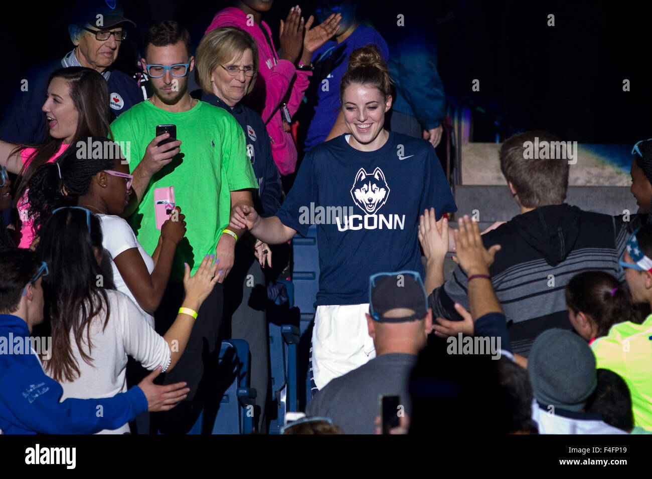 16. Oktober 2015; Storrs, CT, USA; Connecticut Huskies Guard/Forward Katie Lou Samuelson (33) wird während der ersten Nacht in Gampel Pavillon vorgestellt. Anthony Nesmith/Cal-Sport-Medien Stockfoto