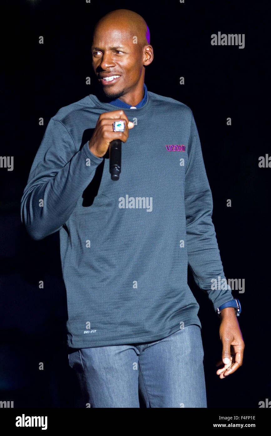 16. Oktober 2015; Storrs, CT, USA; Ehemaliger NBA und Connecticut Huskies Spieler Ray Allen spricht das Publikum während der ersten Nacht in Gampel Pavilion. Anthony Nesmith/Cal-Sport-Medien Stockfoto