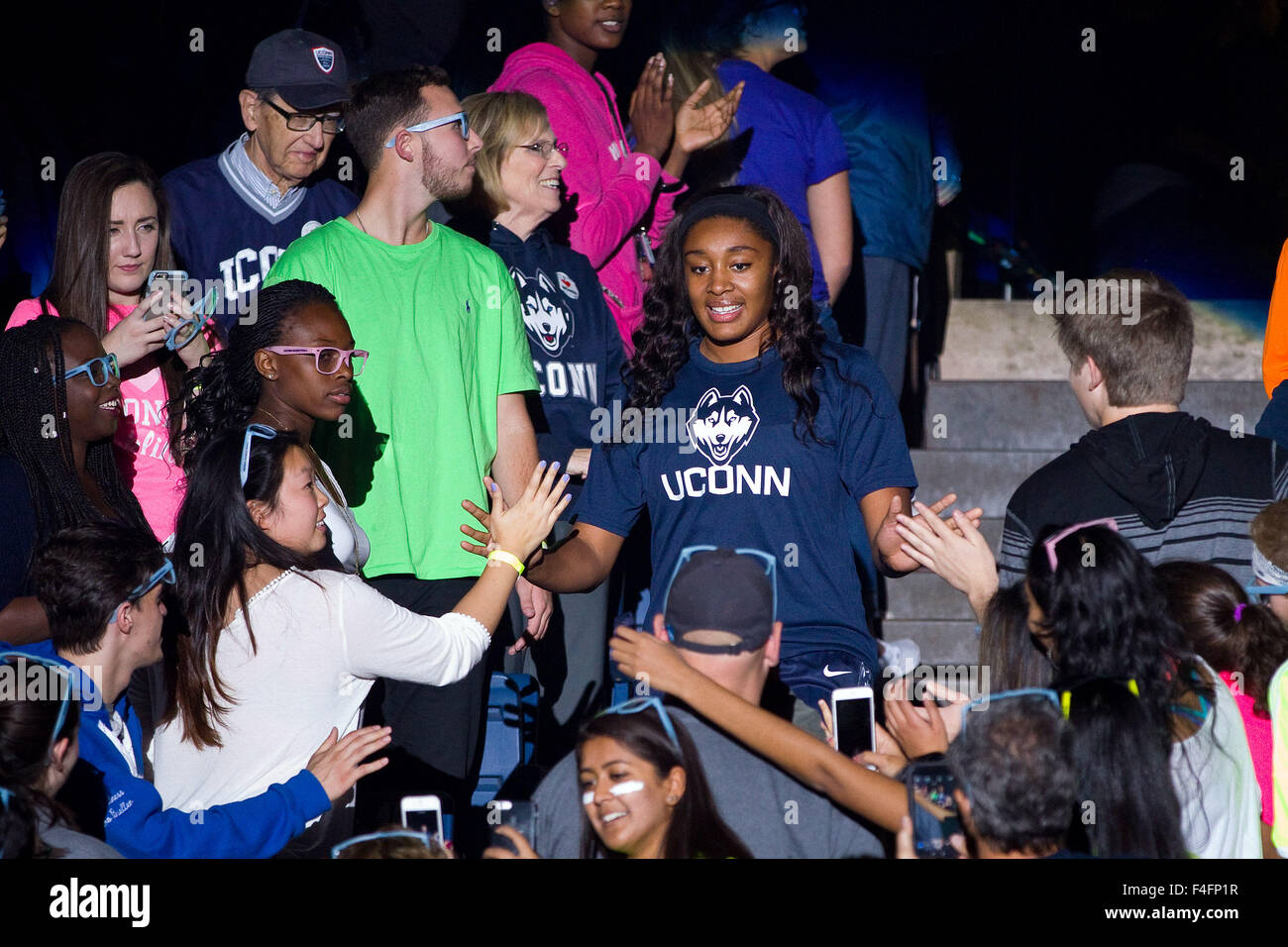 16. Oktober 2015; Storrs, CT, USA; Connecticut Huskies vorwärts Morgan Tuck (3) wird während der ersten Nacht in Gampel Pavillon vorgestellt. Anthony Nesmith/Cal-Sport-Medien Stockfoto