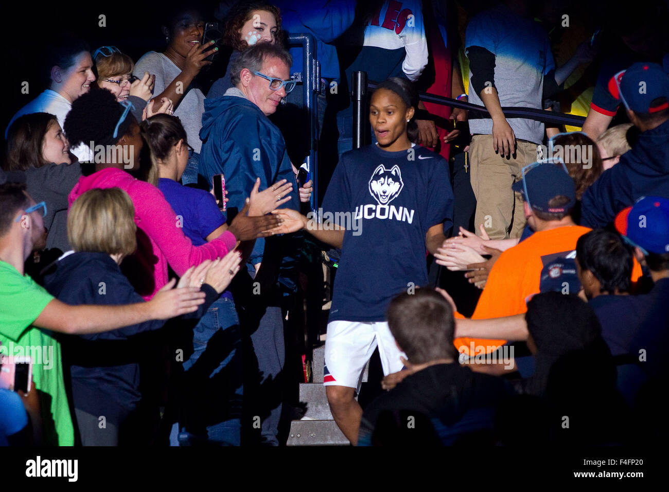 16. Oktober 2015; Storrs, CT, USA; Connecticut Huskies Wache Moriah Jefferson (4) wird während der ersten Nacht in Gampel Pavillon vorgestellt. Anthony Nesmith/Cal-Sport-Medien Stockfoto