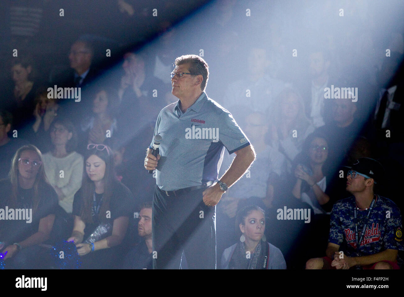 16. Oktober 2015; Storrs, CT, USA; Connecticut Huskies Cheftrainer Geno Auriemma spricht das Publikum während der ersten Nacht in Gampel Pavilion. Anthony Nesmith/Cal-Sport-Medien Stockfoto