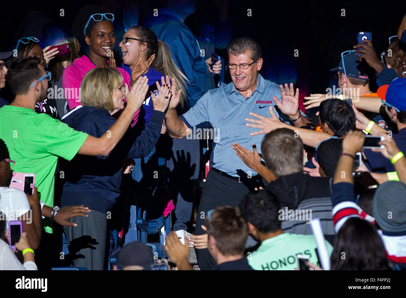16. Oktober 2015; Storrs, CT, USA; Connecticut Huskies Cheftrainer Geno Auriemma während der ersten Nacht in Gampel Pavilion eingeführt wird. Anthony Nesmith/Cal-Sport-Medien Stockfoto
