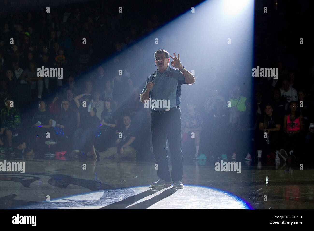 16. Oktober 2015; Storrs, CT, USA; Connecticut Huskies Cheftrainer Geno Auriemma spricht das Publikum während der ersten Nacht in Gampel Pavilion. Anthony Nesmith/Cal-Sport-Medien Stockfoto