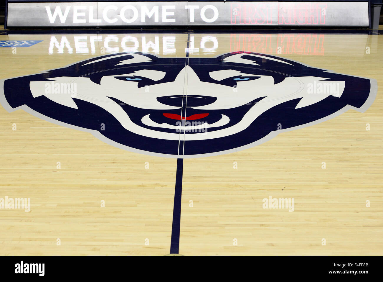16. Oktober 2015; Storrs, CT, USA; Eine Gesamtansicht der Centrecourt und die Connecticut Huskies Logo während der ersten Nacht in Gampel Pavilion. Anthony Nesmith/Cal-Sport-Medien Stockfoto