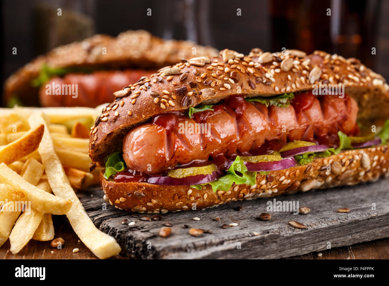 Barbecue Grill Hotdog mit Pommes frites Stockfoto