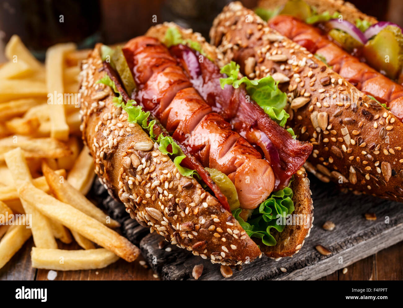 Barbecue Grill Hotdog mit Pommes frites Stockfoto