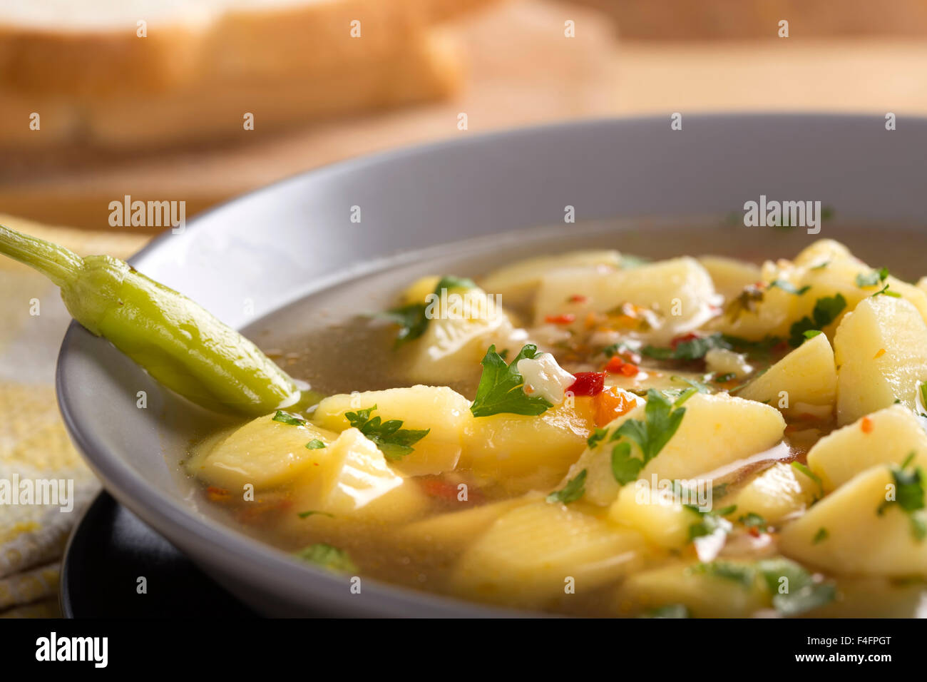 Nahaufnahme von einigen Kartoffelsuppe in graue Schale mit eingelegten Peperoni Stockfoto