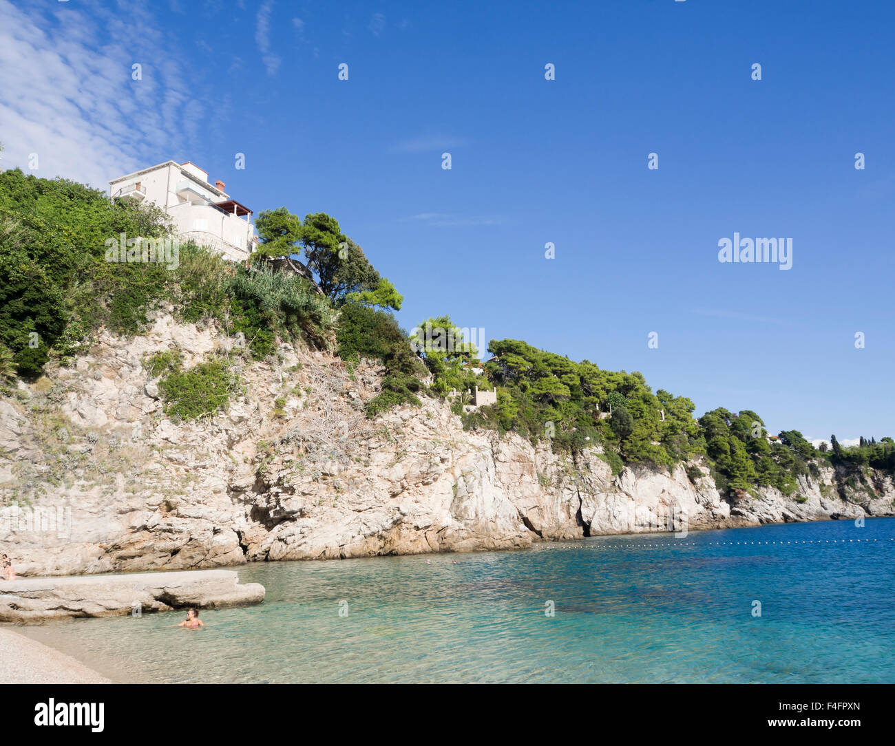 Eine kleine Bucht mit Kiesstrand und steilen Klippen, dalmatinische Küste bei seiner malerischsten Bellevue Dubrovnik Kroatien Stockfoto