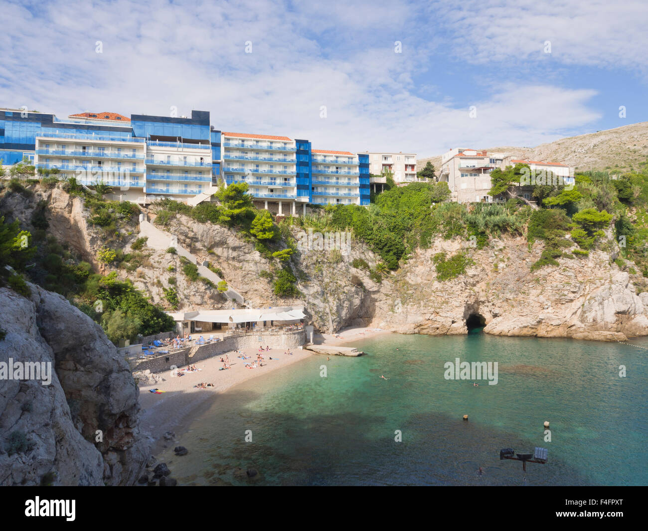 Eine kleine Bucht mit Kiesstrand und steilen Klippen, dalmatinische Küste bei seiner malerischsten, Hotel Bellevue, Dubrovnik Kroatien Stockfoto