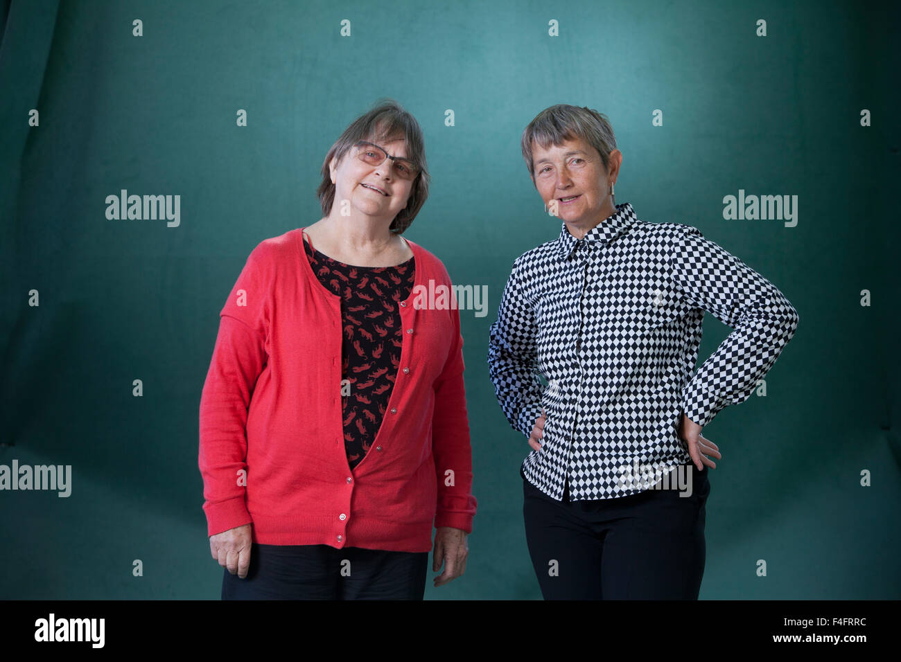 Phyllida Barlow (links), der britische Künstler und Frances Morris, Kuratorin und Autorin, an das Edinburgh International Book Festival 2015.  Edinburgh, Schottland. 25. August 2015 Stockfoto